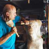 ...lo vediamo passare alla sagomatura e l�intaglio con le sgorbie, i mazzuoli e le raspe